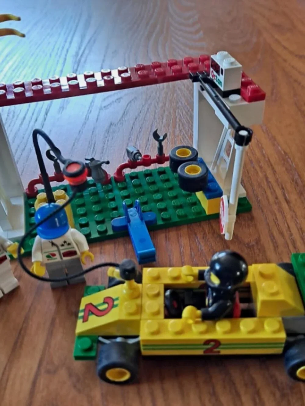 Share LEGO 6467 Power Pitstop Town Race 98% Complete